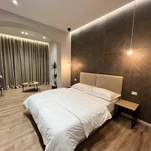 Enzo & Blloku Otel Tiran